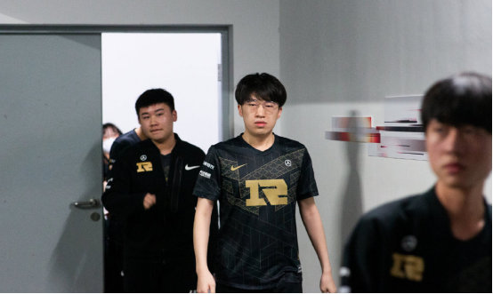 通过对荷兰 通过对荷兰